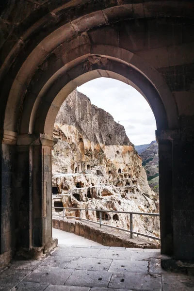 Arch klockor Visa från kyrka och kapell i staden cave city-klostret i Erusheti Mountain, Georgia — Stockfoto