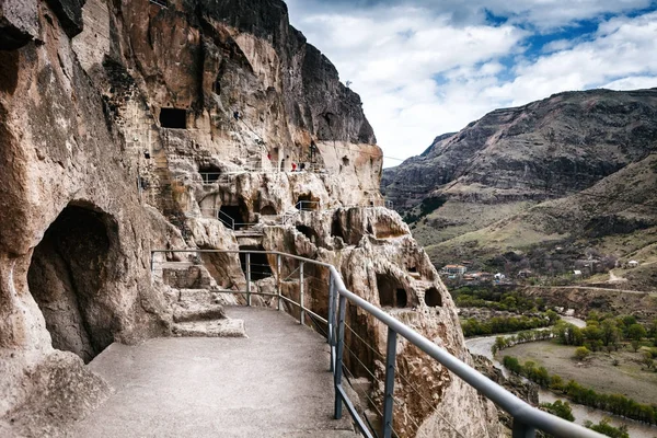 Camino a pie enVardzia cueva ciudad-monasterio en la montaña Erusheti, Georgia — Foto de Stock