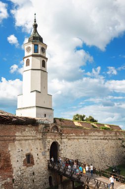 Belgrade, Sırbistan - 19 Temmuz, 2016: Sahat kula, saat kulesi ve Belgrad Kalemegdan kale veya Beogradska Tvrdjava ve Sırbistan'daki askeri müze açık serginin bir parçası kapısı
