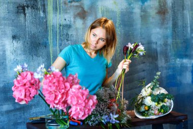 Büyüleyici neşeli kadın Dükkanı ortanca mor, phlox ve calla ile renkli Pembe buket Yapım Yardımcısı