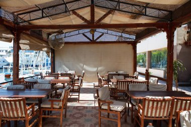 Luxor, Mısır - 12 Ağustos, 2014: Açık Restoran ve nehir kıyısında kumsalda