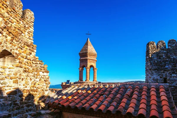 Parte da muralha da cidade com torre fortificada na cidade histórica Signagi, região de Kakheti, Geórgia — Fotografia de Stock