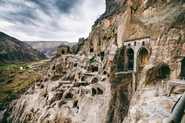 Iglesia y capilla en Vardzia cueva ciudad-monasterio en la montaña Erusheti, Georgia — Foto de Stock