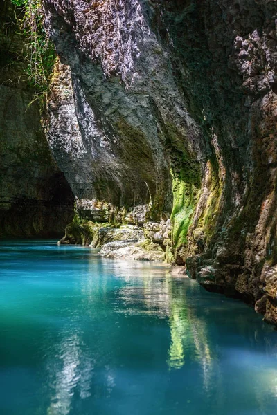 Gürcistan'daki Martvili Kanyonu. Dağ nehir manzaralı güzel doğal Kanyon