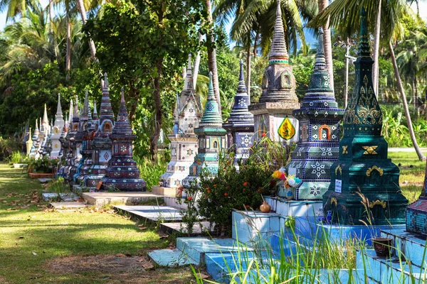 Thai cemetery near Beautiful temple Wat Samai Kongka on Ko Pha Ngan, Thailand. — Stock Photo, Image