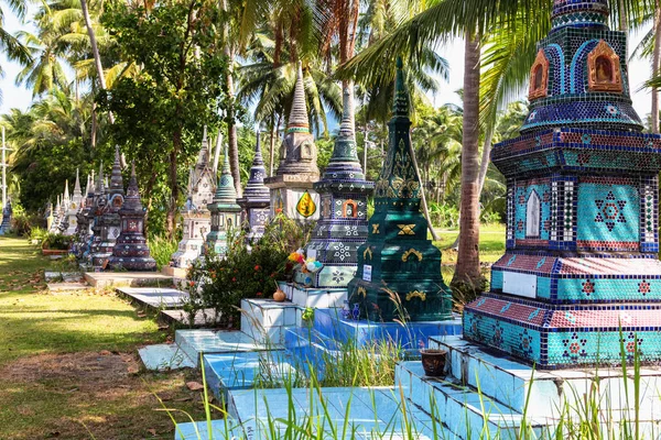 Thai cemetery near Beautiful temple Wat Samai Kongka on Ko Pha Ngan, Thailand. — Stock Photo, Image