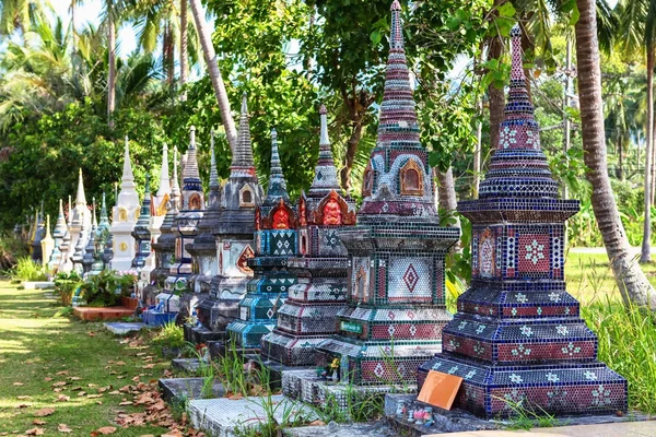 Thai cemetery near Beautiful temple Wat Samai Kongka on Ko Pha Ngan, Thailand. — Stock Photo, Image