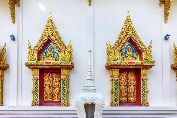 Fermer les fenêtres bas-relief dans le beau temple Wat Samai Kongka sur Ko Pha Ngan, Thaïlande . — Photo