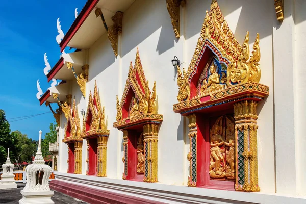 Fermer les fenêtres bas-relief dans le beau temple Wat Samai Kongka sur Ko Pha Ngan, Thaïlande . — Photo