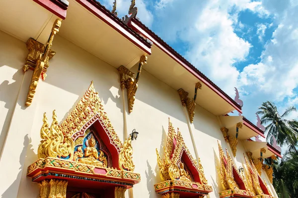 关闭窗口低音浮雕在美丽的寺庙笏麦粒康佳, 泰国. — 图库照片