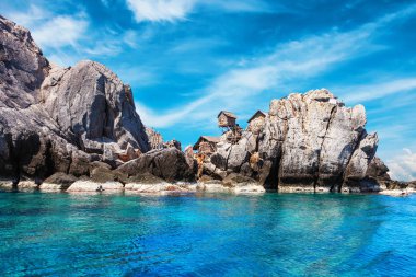 Balıkçı köyü büyük kaya, Koh Chumphon, Moo Chumohon Eyaleti, Tayland yerleştirilir. Kuş yuvası toplayıcıları Bungalows Ko Ngam Noi tünemiş