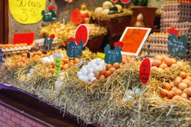 Barcelona'da, Boqueria yerel pazarda yumurta satma
