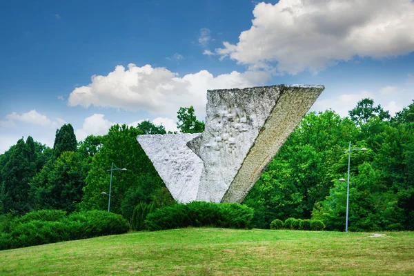 "Монумент "Сломанное крыло" в мемориальном парке Сумарице недалеко от Крагуеваца в Сербии — стоковое фото