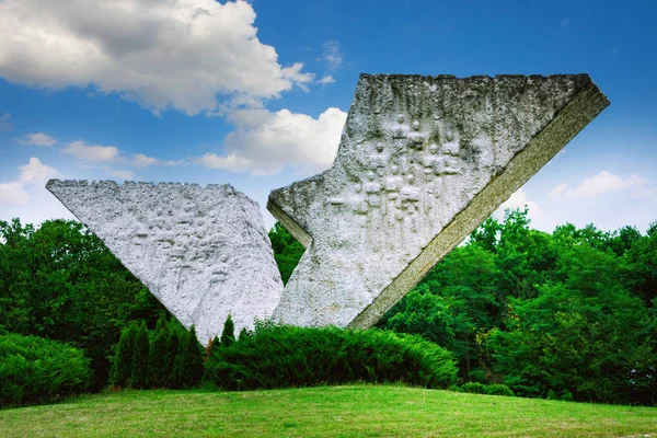 "Monumento a las alas rotas en Sumarice Memorial Park cerca de Kragujevac en Serbia — Foto de Stock