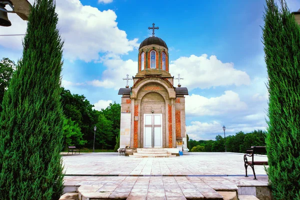 Iglesia de los Nuevos Mártires de Kragujevac, ubicada en el Museo Memorial y parque "21 Octubre" en Kragujevac, Serbia — Foto de Stock