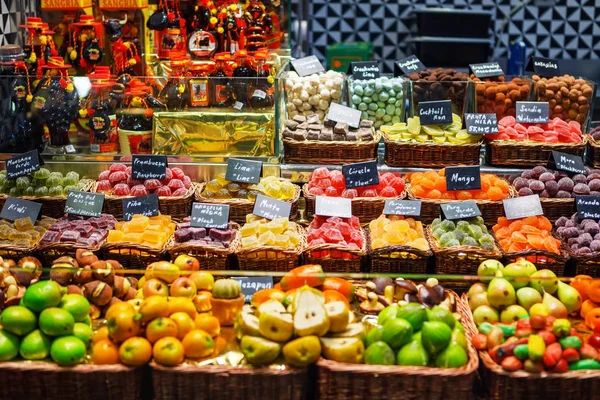 Loja de doces no mercado Boqueria em Barcelona, Espanha — Fotografia de Stock