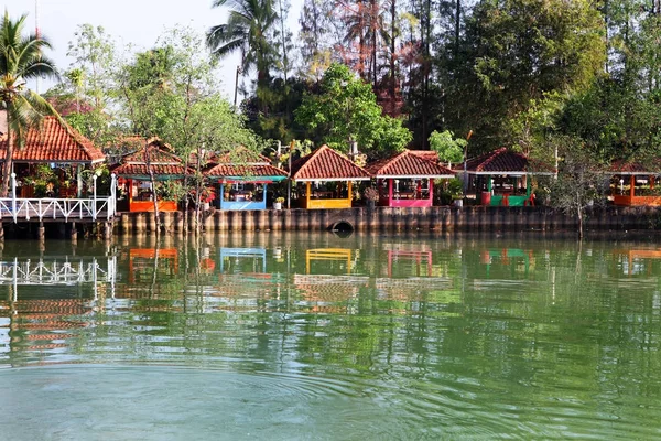 Chumphon, Tailandia - 9 de febrero de 2014: Cabañas de bungalows en los pueblos pesqueros costeros. Preparación de la pesca marítima — Foto de Stock