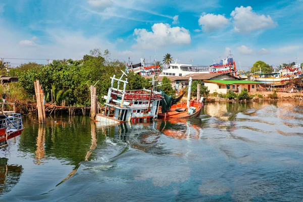Chumphon, Tailandia - 9 de febrero de 2014: Barcos pesqueros en los pueblos pesqueros costeros. Preparación de la pesca marítima — Foto de Stock