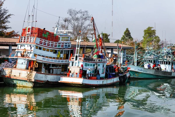 Chumphon, Tailandia - 9 de febrero de 2014: Barcos pesqueros en los pueblos pesqueros costeros. Preparación de la pesca marítima — Foto de Stock