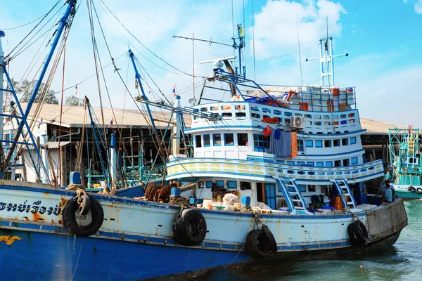 Chumphon, thailand - 9. Februar 2014: Fischerboote in den Fischerdörfern an der Küste. Vorbereitung Hochseefischerei — Stockfoto