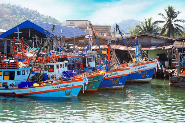 Τσουμπόν, Ταϊλάνδη - 9 Φεβρουαρίου 2014: ψαρόβαρκες με τα παραθαλάσσια ψαροχώρια. Προετοιμασία θαλάσσιας αλιείας — Φωτογραφία Αρχείου