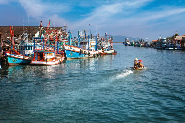 Chumphon, thailand - 9. Februar 2014: Fischerboote in den Fischerdörfern an der Küste. Vorbereitung Hochseefischen. Eintritt ins Meer entlang der Seebrücke — Stockfoto