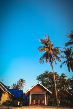 Plaj sahil kulübeleri ve deniz görünümü bungalovlar Koh Pha Ngan, Tayland