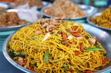 Sokak gıda Phantip piyasada Ko Pha Ngan, Tayland Tayland yumurta sarı şehriye