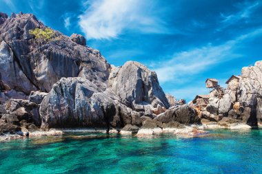 Balıkçı köyü büyük kaya, Koh Chumphon, Moo Chumohon Eyaleti, Tayland yerleştirilir. Kuş yuvası toplayıcıları Bungalows Ko Ngam Noi tünemiş