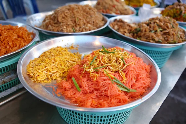 Thai ei gelb nudel auf street food phantip markt in ko pha ngan, thailand — Stockfoto