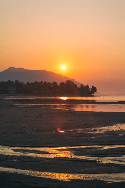 Sonnenuntergangspanorama auf der Insel Koh Pha Ngan, Thong Sala Strand, Thailand — Stockfoto