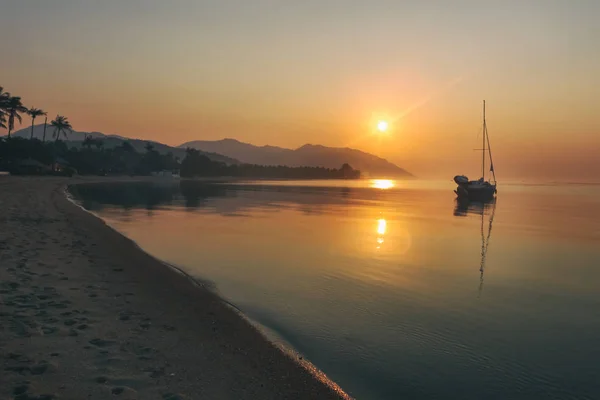 Segeljacht bei Sonnenuntergang auf der Insel Koh Pha Ngan, Thong Sala Strand, Thailand — Stockfoto