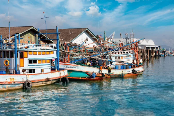 Chumphon, Tailandia - 9 de febrero de 2014: Barcos pesqueros en los pueblos pesqueros costeros. Preparación de la pesca marítima — Foto de Stock