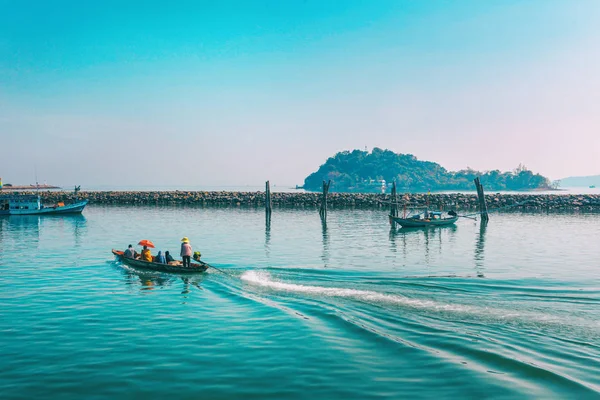Chumphon, thailand - 9. Februar 2014: Fischerboote in den Fischerdörfern an der Küste. Vorbereitung Hochseefischen. Eintritt ins Meer entlang der Seebrücke — Stockfoto