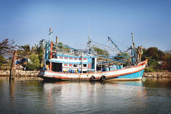 Chumphon, thailand - 9. Februar 2014: Fischerboote in den Fischerdörfern an der Küste. Vorbereitung Hochseefischerei — Stockfoto