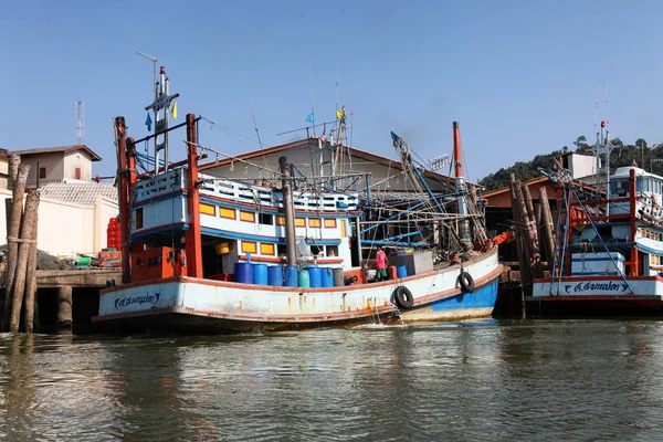 Chumphon, thailand - 9. Februar 2014: Fischerboote in den Fischerdörfern an der Küste. Vorbereitung Hochseefischerei — Stockfoto