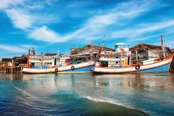 Chumphon, Tailandia - 9 de febrero de 2014: Barcos pesqueros en los pueblos pesqueros costeros. Preparación de la pesca marítima — Foto de Stock