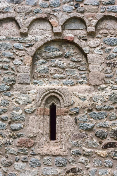 Ścianie Borac twierdzy i prawosławny kościół St. Gavrilo Archanioła, Borac Serbia — Zdjęcie stockowe