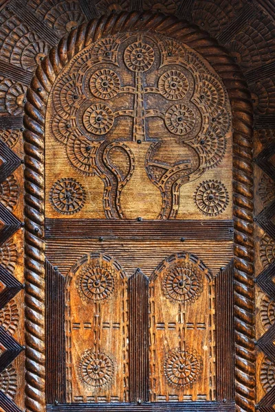Puerta de madera tallada de la fortaleza de Borac e iglesia ortodoxa San Arcángel Gavrilo, Borac Serbia — Foto de Stock