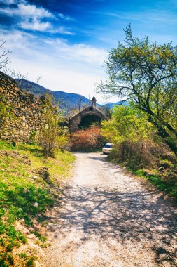 kale ve kilise Zhinvali baraj gölünün kıyısında ayakta Ananuri, yıkık terk edilmiş Şapel görünümünü. Gürcistan