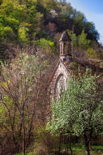 Vista de la capilla abandonada en ruinas de la fortaleza y la iglesia Ananuri, de pie en la orilla del embalse Zhinvali. Georgia — Foto de Stock