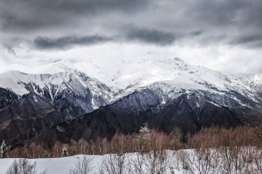 Kar kış dağlar ve bulut gökyüzü panoramik manzarasının. Kafkas Dağları. Svaneti bölgesi Gürcistan.