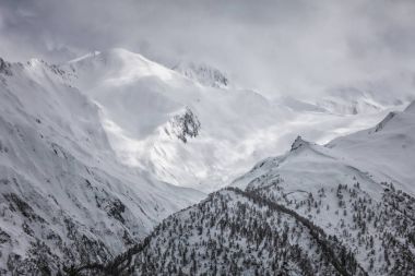Kar kış dağlar ve bulut gökyüzü panoramik manzarasının. Kafkas Dağları. Svaneti bölgesi Gürcistan.