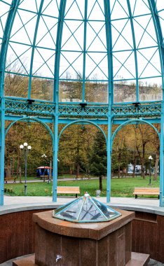 Borjomi, Samtshe-Cavaheti, Georgia. Arch giriş için Pavilion yukarıda kaplıca, Borjomi maden suyu