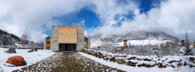 Mestia, Gürcistan - 25 Nisan 2017: panoramik Svaneti Tarih Müzesi ve Etnografya