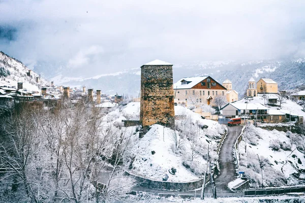 Mestia Kafkas Dağları, üst Svaneti, Gürcistan'ın panoramik Ortaçağ Tarih kuleleri.