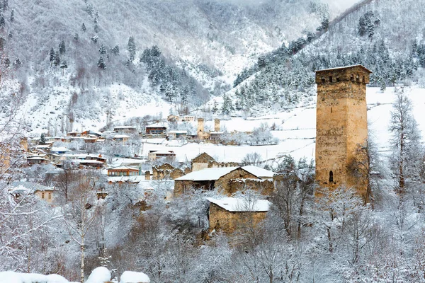 Πανοραμική θέα στη μεσαιωνική πύργους σε Μέστια στη γεωργία ο Καύκασος, άνω Svaneti,. — Φωτογραφία Αρχείου