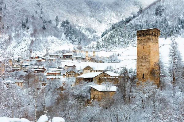 Mestia Kafkas Dağları, üst Svaneti, Gürcistan'ın panoramik Ortaçağ Tarih kuleleri.