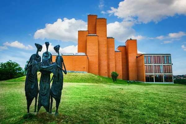 Крагуевац, Сербия - 17 июля, 2016: Скульптура "Судьба кассиров" перед Мемориальным музеем и парком "21 октября" в Крагуеваце, Сербия — стоковое фото