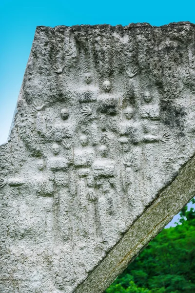 Kragujevac, Serbie - 17 juillet 2016 : Détail du monument de vol interrompu "Aile cassée" dans le parc commémoratif Sumarice près de Kragujevac en Serbie — Photo